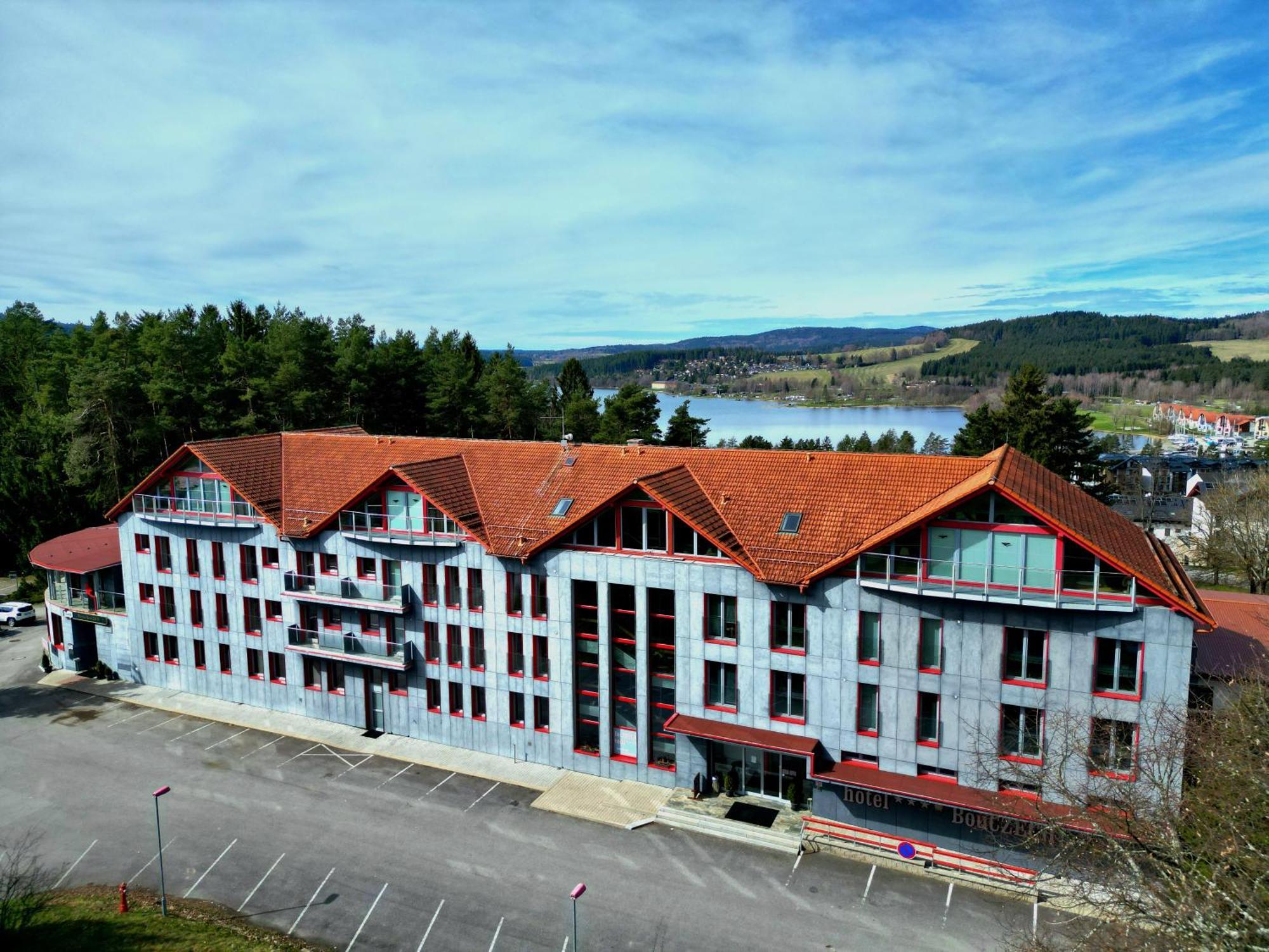 Hotel Bouczech Ліпно-над-Влтавою Екстер'єр фото